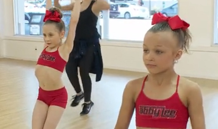 Dance Moms minis rehearse