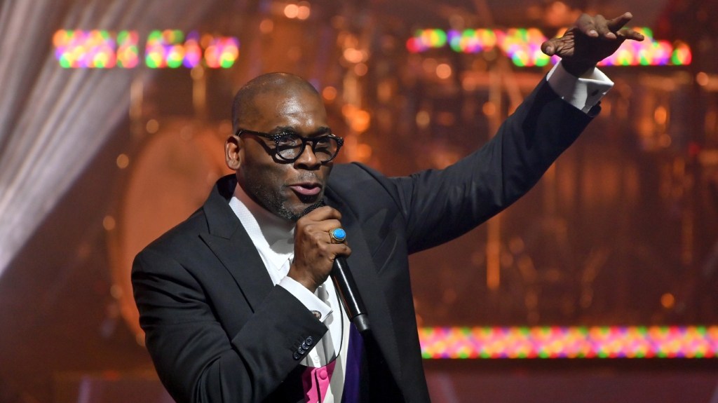 Pastor Jamal Bryant giving a sermon and emoting with his hand in the air