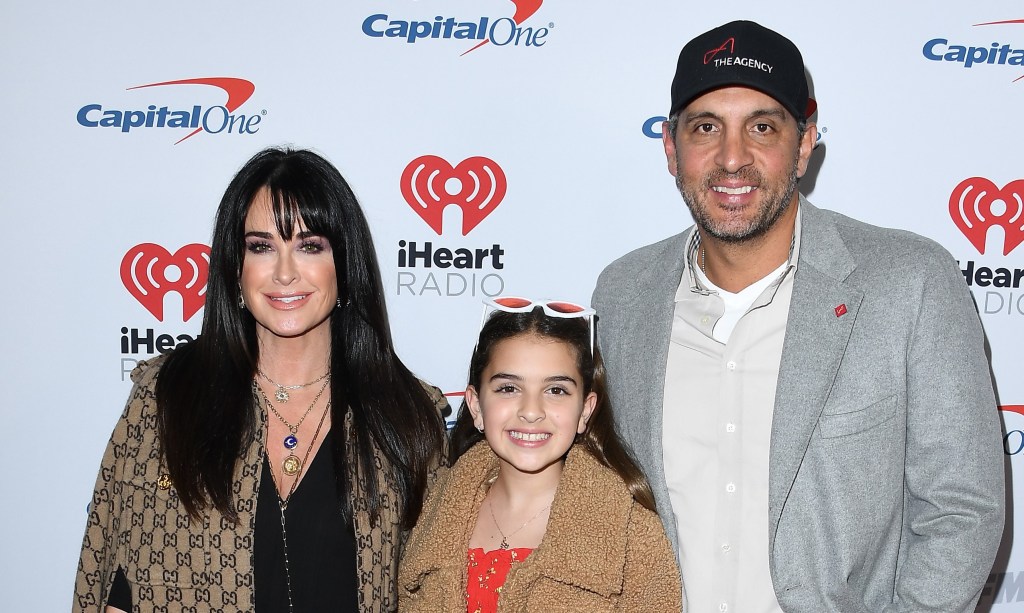 Kyle Richards and Mauricio Umansky reunite to gift daughter a car.