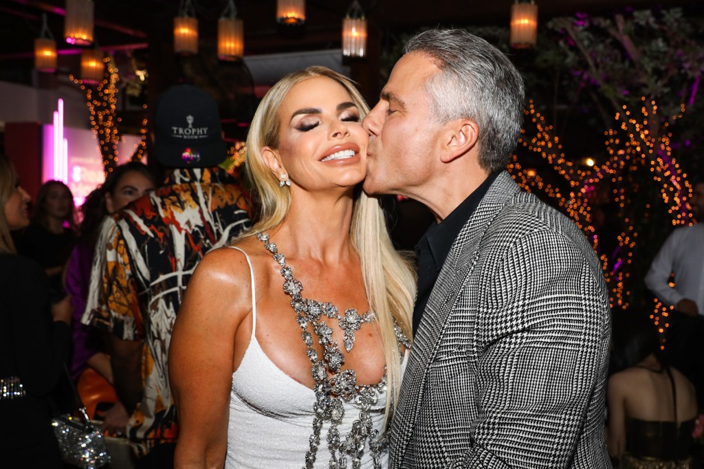 Todd Nepola kissing Alexia Nepola on the cheek