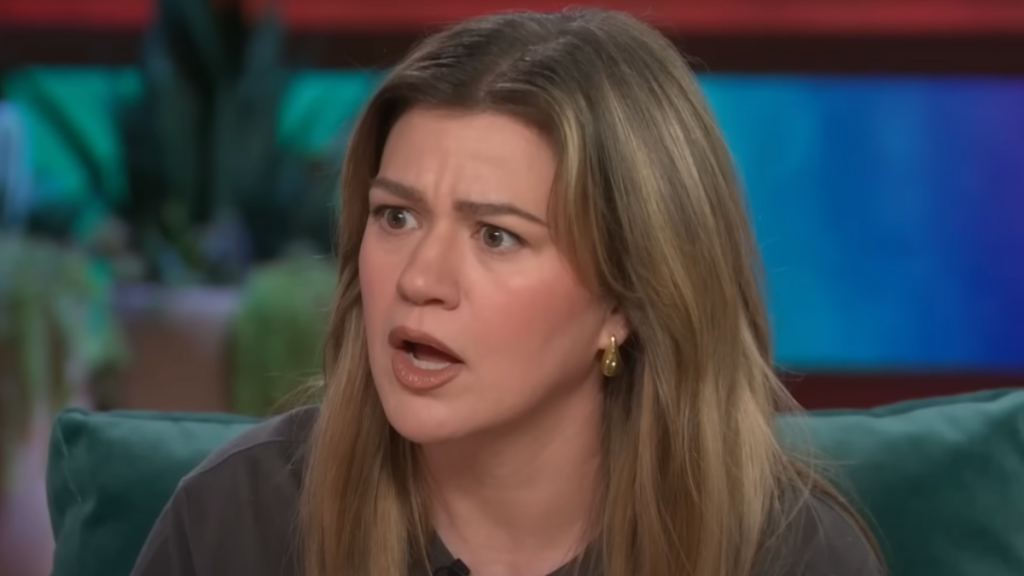 Kelly Clarkson show wardrobe malfunction commando