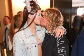 JoJo Siwa and Kath Ebbs kissing at the iHeartRadio Music Awards