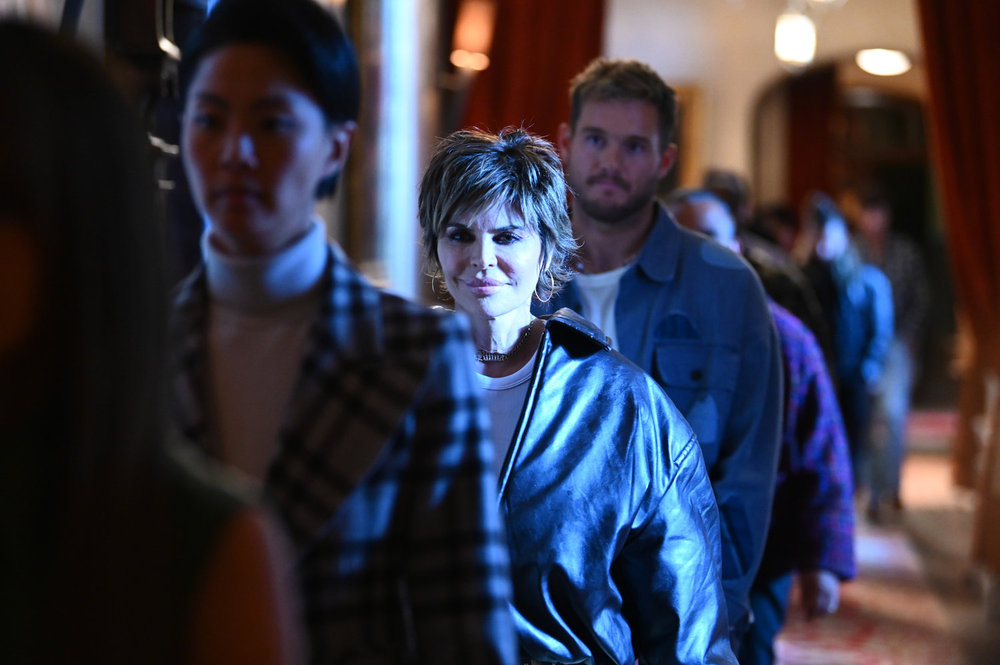Lisa Rinna walking into the roundtable on The Traitors Season 4