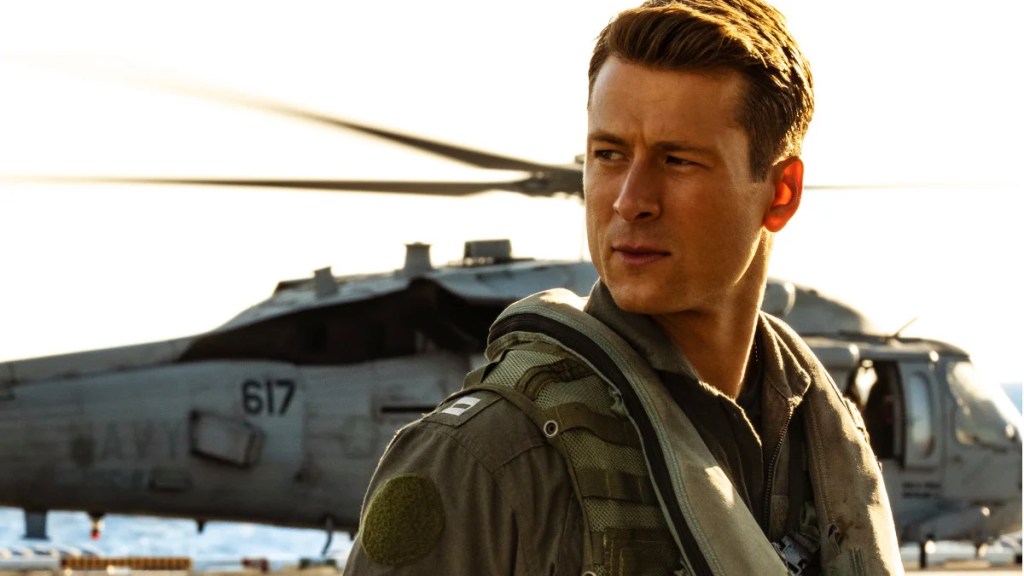 Top Gun 2’s Glen Powell Recalls Meeting Fan Who ‘Eats’ His Face